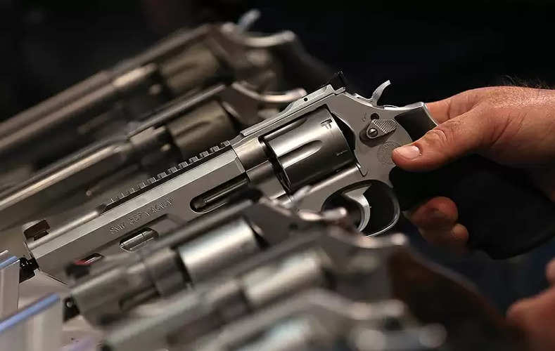 बंदूकबाजी पर लगेगी लगाम , सरकार ने किया हथियारों के नियमों में बदलावों वाला बिल पास 