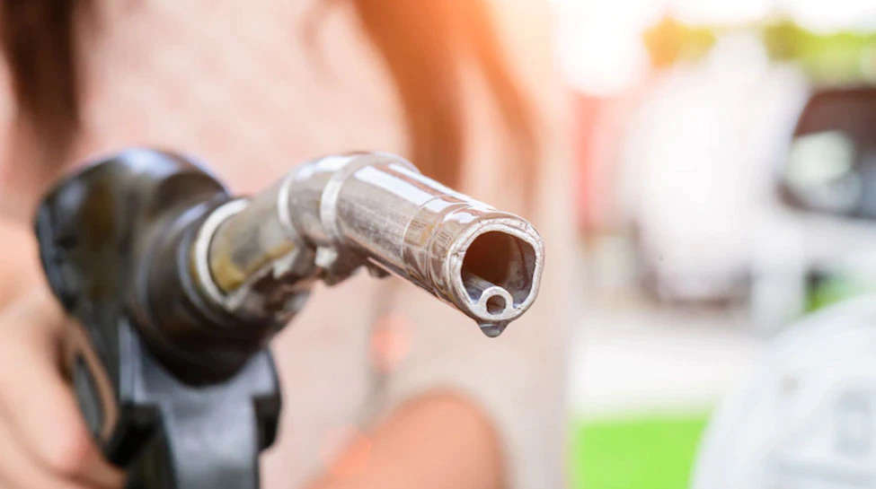 CNG Price: लोगों पर महंगाई का बड़ा अटैक, यहां पेट्रोल से भी महंगी हुई सीएनजी, इतने बढ़े दाम