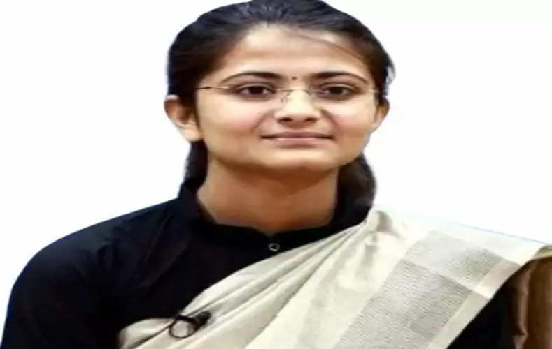 IPS Divya Tanwar Success Story: मां ने मजदूरी कर बेटी को पढ़ाई, दिव्या ने पहले ही अटेम्प्ट में पास किया UPSC और बन गईं IPS