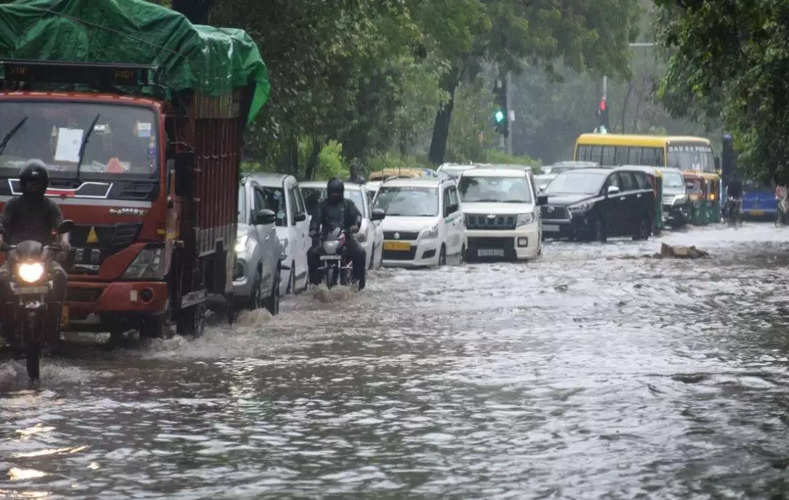 दिल्ली-एनसीआर में आफत की बारिश, नोएडा-गाजियाबाद में स्कूल बंद; गुरुग्राम के लोगों को नसीहत- करो 'Work From Home'