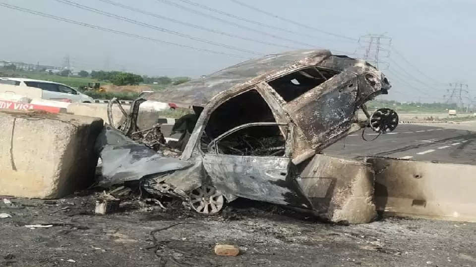 Haryana News: हरियाणा के सोनीपत में भीषण सड़क हादसे में 3 डाक्टरों ने गंवाई जान, बैरिकेड से टकराने के बाद कार में लगी आग