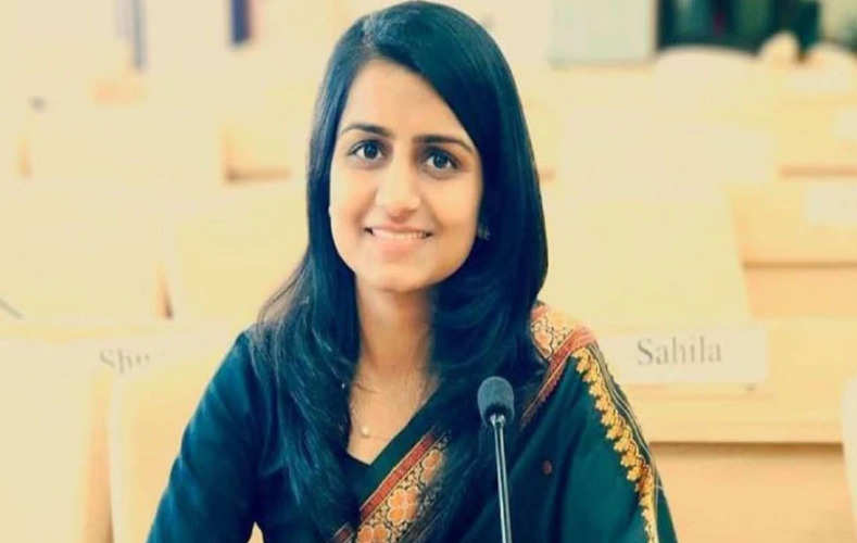 सुनने की शक्ति खोने के बावजूद, महज 23 साल में बनी IAS, हासिल की 9वीं रैंक