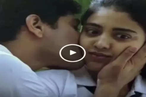 स्कूल में ही एक दूसरे को किस करने लगी 12वीं क्लास की छात्रा और उसका बॉयफ्रेंड, टीचर ने बना ली वीडियो और फिर…, देखें Video