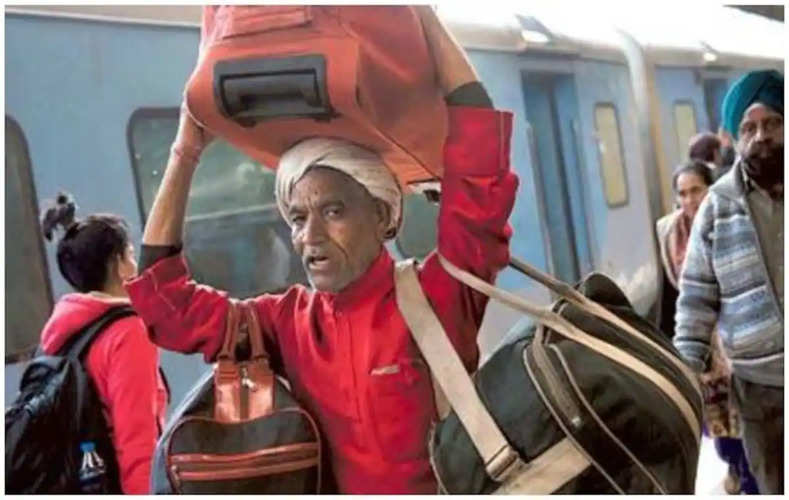 Indian Railway: रेलवे ने कुलियों को दिया दिवाली का तोहफा, अब आम जनता से लेंगे इतने पैसे
