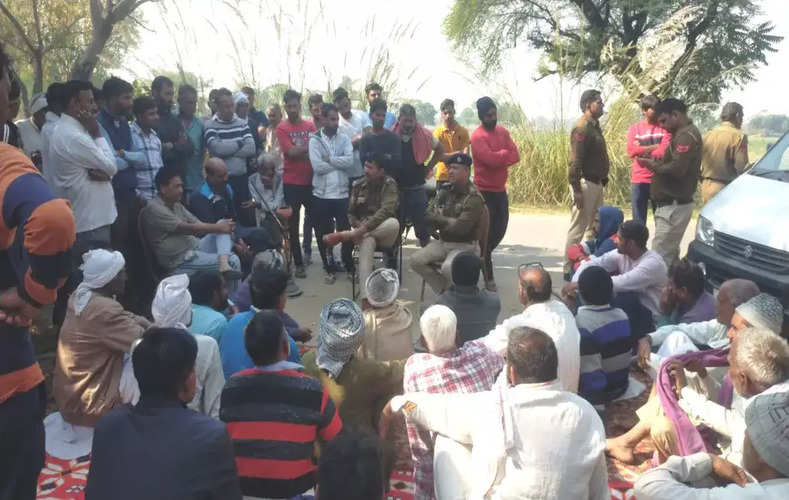 जिले में गहराया यूरिया के संकट, किसान परेशान; रामगढ़ में को-आपरेटिव सोसायटी के बाहर धरना