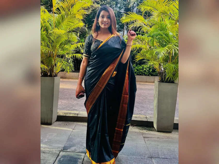 Bhojpuri Actress Saree Look: ब्लैक साड़ी में बलखाई भोजपुरी एक्ट्रेस, खूबसूरती के कायल हुए फैंस