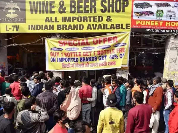 Delhi liquor offer: दिल्ली में शराब के लिए हाहाकार, क्या फिर से एक बोतल पर एक बोतल Free वाली स्कीम लागू होगी?