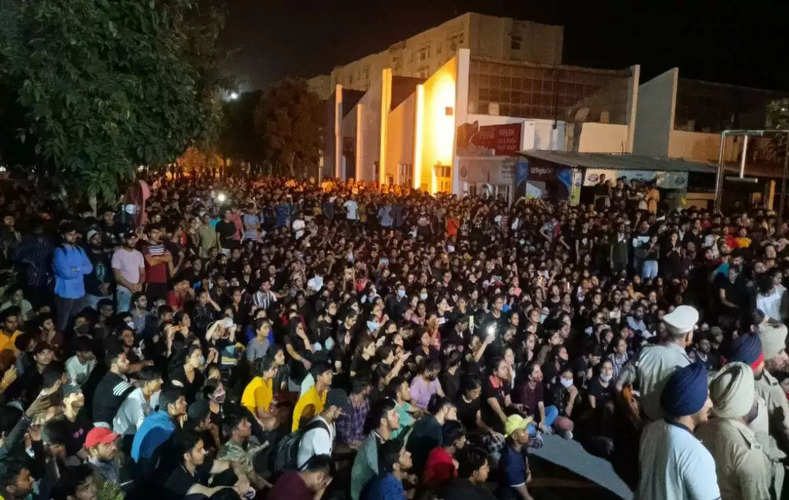 Chandigarh University Row: देर रात फिर भड़के विद्यार्थी, चंडीगढ़ यूनिवर्सिटी में प्रदर्शन, प्रबंधन ने की 24 तक छुट्टी