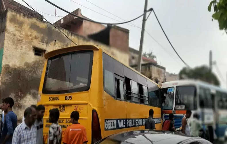 Accident : पलवल में रोडवेज और स्कूल बस में हुई जोरदार टक्कर, आमने सामने भिंड़त में बच्चे हुए घायल
