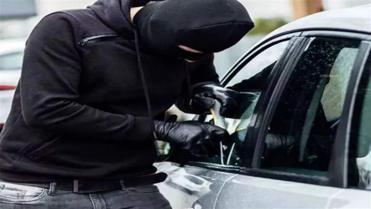 शराब कारोबारी की BMW कार उड़ा ले गए चोर, टोल प्लाजा से मैसेज मिलने पर लगा चोरी का पता