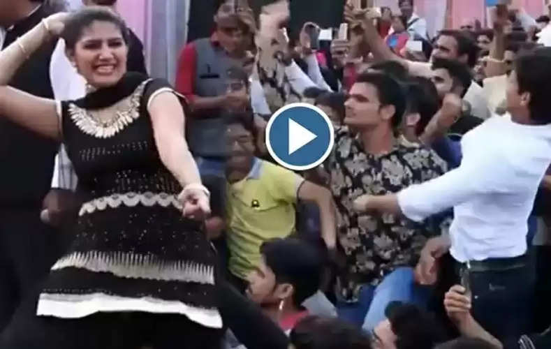 Sapna Choudhary की हिलती कमर देख लड़के भी खड़े-खड़े करने लगे डांस, इंटरनेट पर खूब देखा जा रहा ये वीडियो!